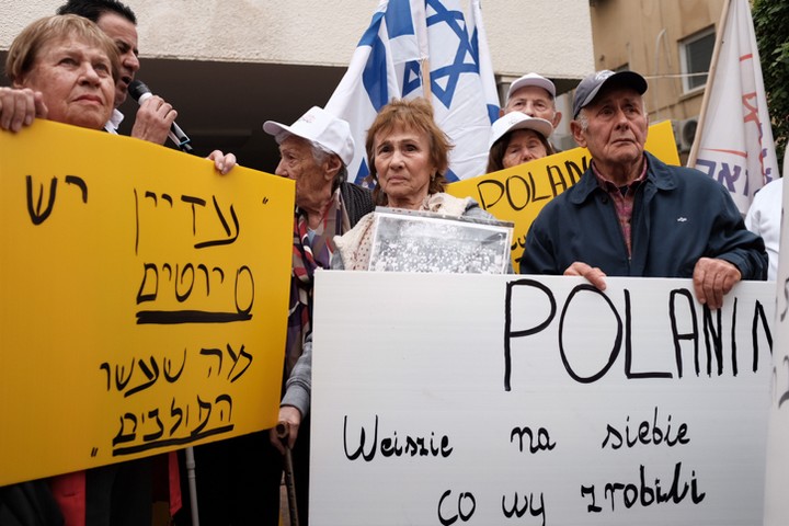 ניצולי שואה ממפגינים מול שגרירות פולין בישראל. פברואר 2018 (תומר נויברג / פלאש 90)