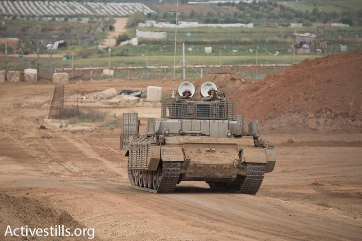 טנקים מתכוננים לקראת המפגינים. אחד מהם כבר הרג הבוקר צעיר פלסטיני באזור הגבול. 30 במרץ 2018, אזור ניר עם (צילום: אורן זיו / אקטיבסטילס)