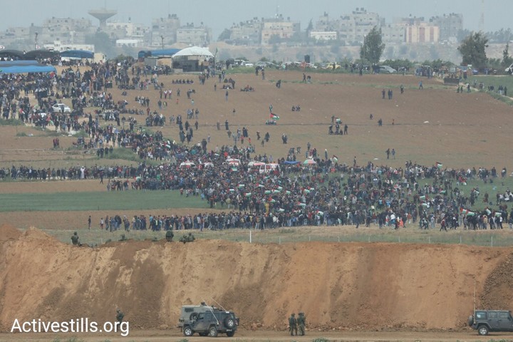 אלפי מפגינים נוהרים מתוך עזהז לעבר הגבול, מל ניר עם, בצעדת השיבה. יום האדמה, 30 במרץ 2018 (אורן זיו/ אקטיבסטילס)