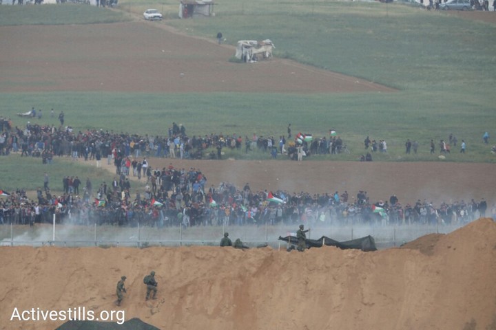 הצבא יורה גז מדמיע לעבר המפגינים בגבול רצועת עזה. צעדת השיבה, 30 במרץ 2018 (אורן זיו / אקטיבסטילס)