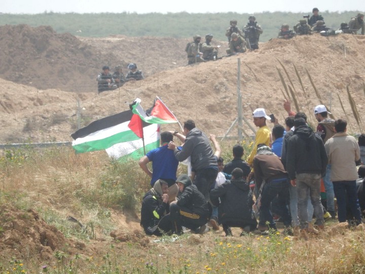 מפגינים מול חיילים. המחאה החזירה את עזה לסיפור הלאומי הפלסטיני (צילום: אולפת אל-כורד, בצלם)