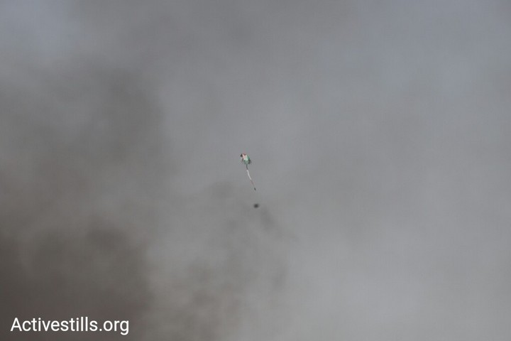 עפיפון בשמיים שחורים מעשן הצמיגים. יום השישי השני לצעדות השיבה. ש'גאעיה. 6 באפריל 2018. (אורן זיו/אקטיבסטילס)