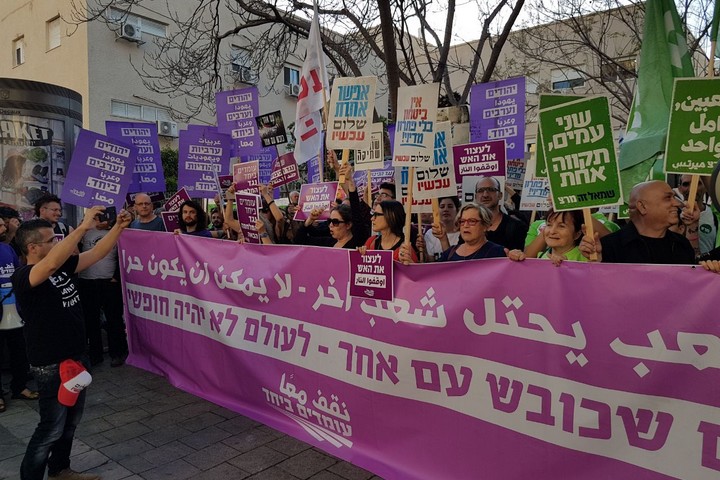 חמש מאות מפגיני שמאל מול מצודת זאב בתל אביב, במחאה על הרג המפגינים בגבול עזה. (צילום: אלון-לי גרין, עומדים ביחד)