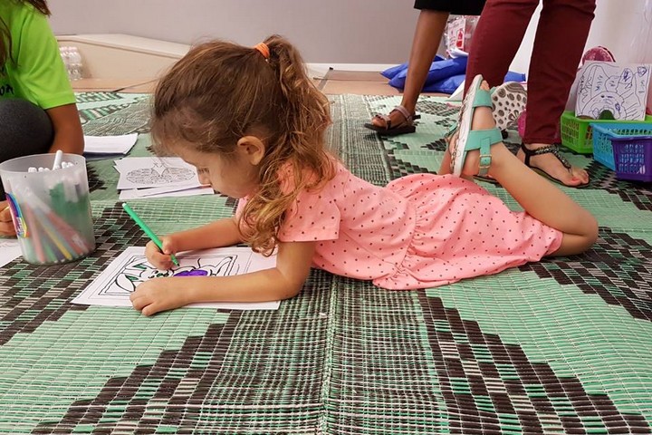 הילדה מרוכזת במה שמעניין אותה, גם בתוך סביבה רועשת (צילום: הילה דגן)