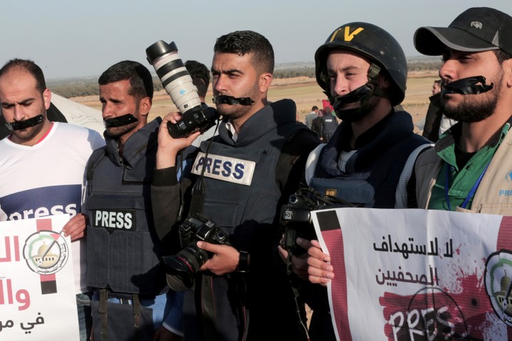 עיתונאים פלסטינים מוחים בגבול עזה בעקבות הריגתו של צלם העיתונות יאסר מורתג'א ופציעתם של עיתונאים אחרים. 8 באפריל 2018. (צילום: עבד רחים ח'טיב / פלאש 90)