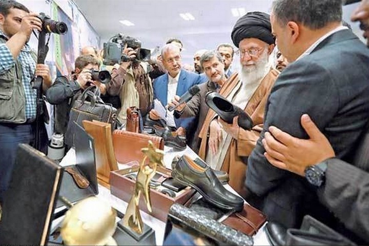 המנהיג העליון עלי ח'אמנהאי בתערוכה של תוצרת התעשייה האיראנית: "משרד האוצר האמריקני הפך לחדר מלחמה נגד הכלכלה האיראנית".