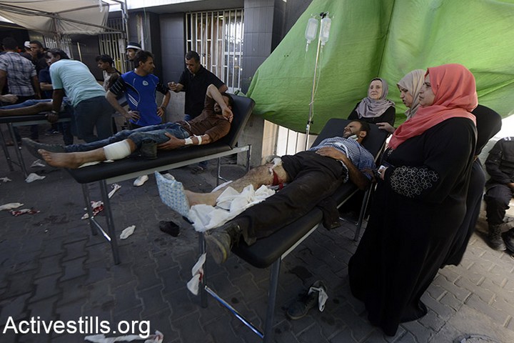 פצועים מקבלים טיפול בבית החולים שיפא בעזה. 52 נהרגו ומעל ל-2,400 נפצעו במהלך ההפגנה השישית בסדרת צעדות השיבה. 14 במאי 2018 (מוחמד זאנון / אקטיבסטילס)