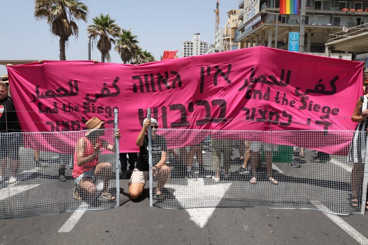 פעילות קוויריות חוסמות את מצעד הגאווה בתל אביב בסולידריות עם עזה. יוני 2018. (אורן זיו / אקטיבסטילס)