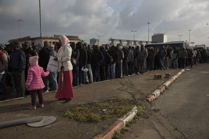 מאות רבות של מבקשי מקלט בתור לפנות בוקר ליד משרדי רשות ההגירה בבני ברק (אורן זיו / אקטיבסטילס)