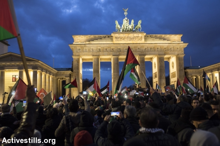 הפגנה עם דגלי פלסטין בברלין. יהדות וציונות אינן זהות (צילום: אן פאק/אקטיבסטילס)