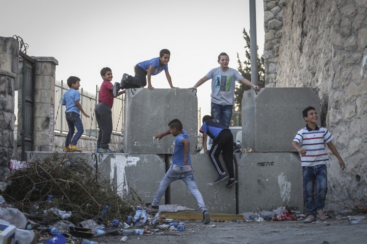 ילדים פלסטינים על מחסום בכניסה לראס אל-עמוד בירושלים (צילום: הדס פרוש/פלאש90)