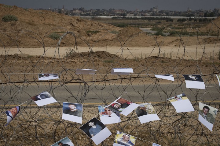 תמונות 119 ההרוגים תלויים על הגדר כשברקע הכפר חוזעאה שבפאתי חאן יונס. 26 ביוני 2018. (אורן זיו / אקטיבסטילס)