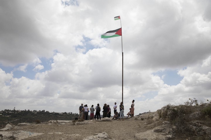 דגל פלסטין משקיף על ההתנחלות חלמיש. נבי סאלח. 28 ביולי 2018 (אורן זיו)