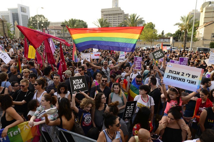 הפגנת הקהילה הגאה מול משרדי הממשלה בתל אביב במחאה על אי שוויון ללהט"ב (תומר ניוברג / פלאש 90)