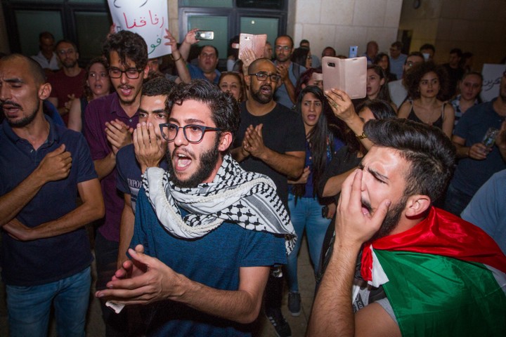מפגינים בחיפה נגד הרג המפגינים בעזה ואלימות המשטרה בעיר (צילום: מאיר ועקנין/פלש90)