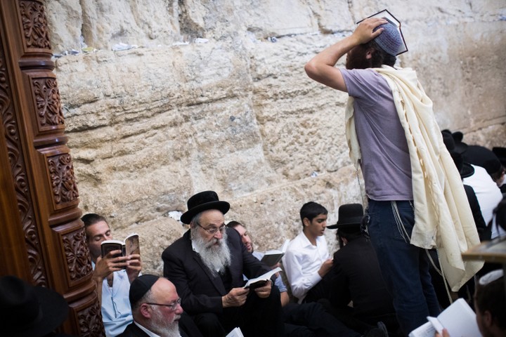 מתפללים מול הכותל המערבי בתשעה באב. פרשנות "שנאת חינם" דחקה את הפרשנויות האחרות לחורבן המקדש (צילום: יונתן סינדל/פלאש90)