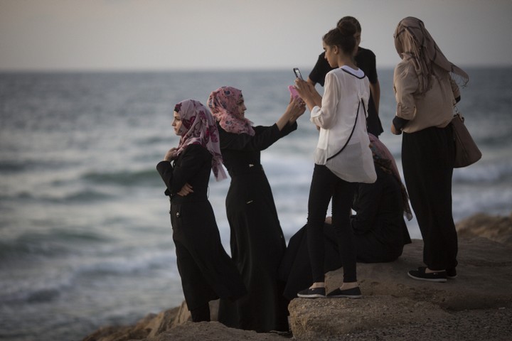 נשים מוסלמיות צעירות בחוף הים (הדס פרוש / פלאש 90)