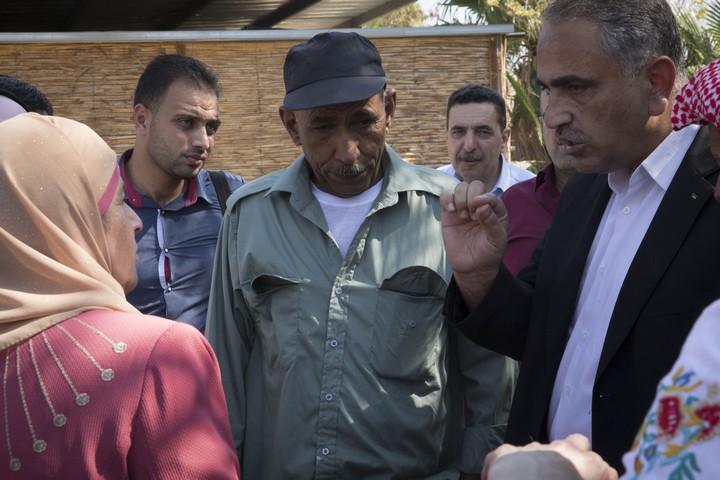 עיד אבו-ח'מיס, המנהיג-דובר של ח'אן אל אחמר, עם מבקרים שהגיעו לתמוך בכפר הבדואי העומד בפני סכנת פינוי (אורן זיו / אקטיבסטילס)