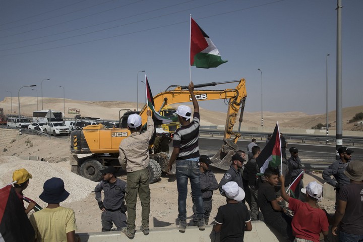המאבק בח'אן אל אחמר: מחאת תושבים, ילדים, פצועים ודגלים פלסטינים מול הדחפורים (צילומים: אורן זיו/אקטיבסטילס)