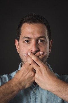 השחקן אלון זינו, מתוך ההצגה "שפת ההם". (צילום: יאיר מיוחס, יח"צ)