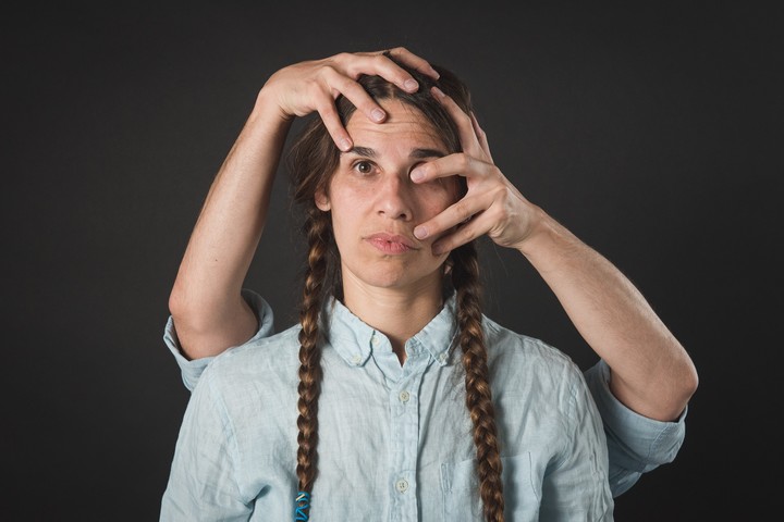 השחקנים אלון זינו ולי דן. מתוך ההצגה "שפת ההם". (צילום: יאיר מיוחס, יח"צ)