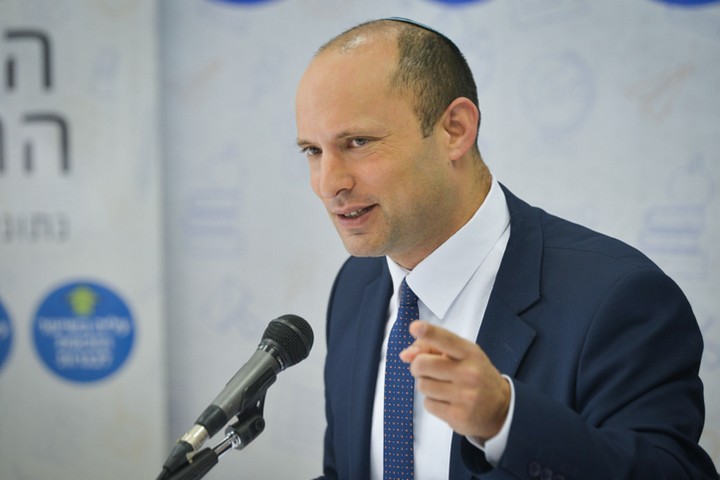 נפתלי בנט חוגג את העלייה בנבחנים במתמטיקה. התמונה האמיתית הרבה יותר עגומה (צילום: פלאש 90)
