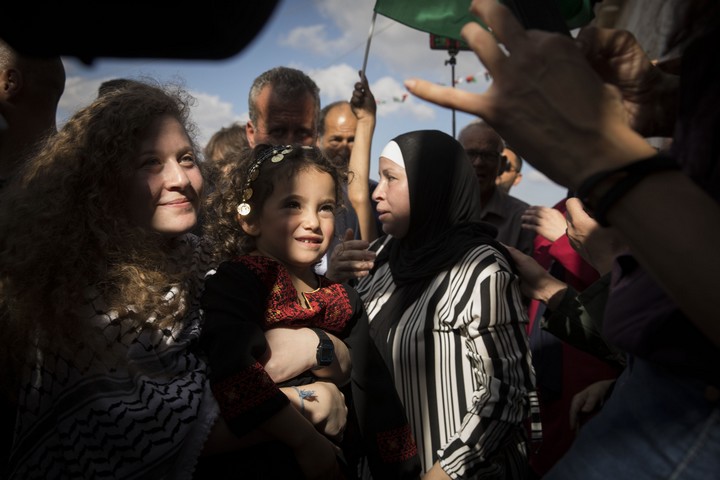נרימאן תמימי ובתה עהד ביום שחרורן, בקבלת הפנים בנבי סאלח (אורן זיו / אקטיבסטילס)