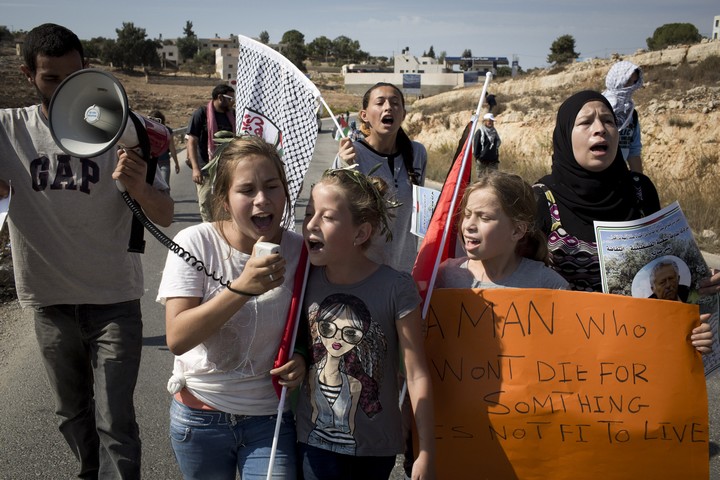 נרימאן תמימי ובנותיה מובילות הפגנה בנבי סאלח (אורן זיו / אקטיבסטילס) 