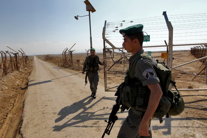 שוטרי מג"ב מפטרלים באזור מעבר הגבול בין ישראל לירדן (נתי שוחט / פלאש 90)