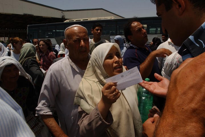פלסטינים מחכים בתחנת האוטובוס ביריחו, ליד מעבר הגבול בין ישראל לירדן (שרון פרי / פלאש 90)
