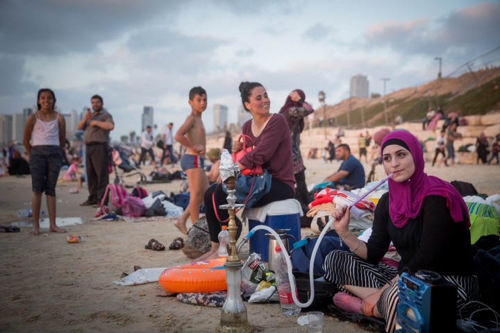 חוגגים על החוף בעיד אל -אדחה. בקריית חיים זה נגמר בשלושה שהוכו כמעט למוות (צילום: מרים אלסטר / פלאש 90)