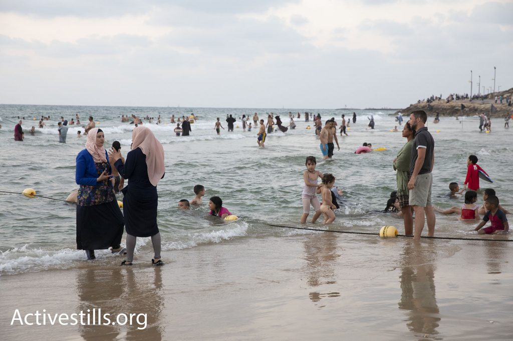 פלסטינים חוגגים את חג הקרבן בחוף הים בתל אביב. עשרות אלפים הגיעו לחופים (צילום: אורן זיו / אקטיבסטילס)