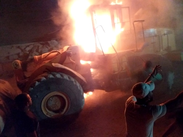טרקטור שרוף בכפר עוריף, חלק מפעולות הנקמה של כנופיית תג מחיר (צילום: איברהים מחלוף, באדיבות "בצלם")