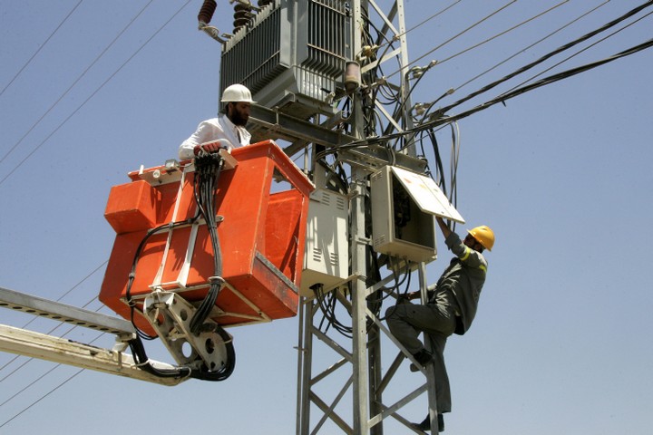 עובדי חברת החשמל בעזה מבצעים תיקונים. יולי 2010. (עבד רחים ח'טיב / פלאש 90)