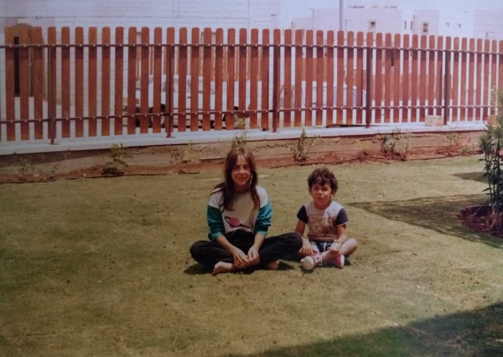 עופר ואחותו בחצר הבית בפסגת זאב (מתוך אלבום התמונות המשפחתי)