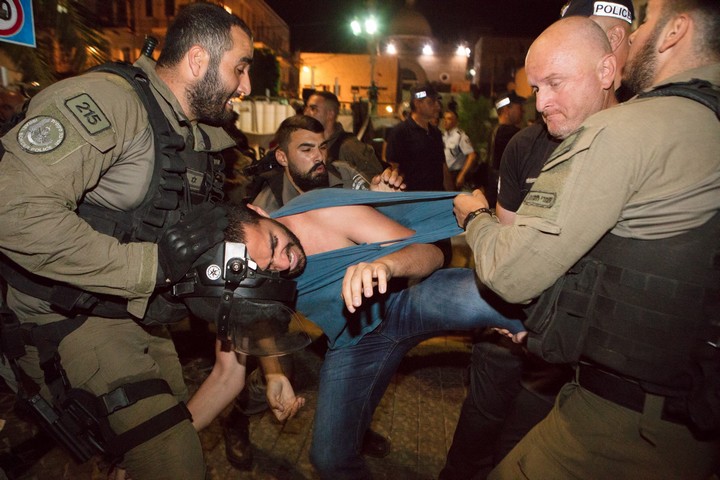 עצור בהפגנה בחיפה נגד הרג המפגינים בעזה. חמש שנים מתוחות ביחסי יהודים וערבים (צילום: נדין נאשף)