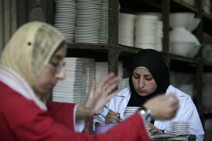 פועלות פלסטיניות במפעל בחברון. המטרה: להקים מפעל נעליים חדש (צילום: נתי שוחט / פלאש 90)