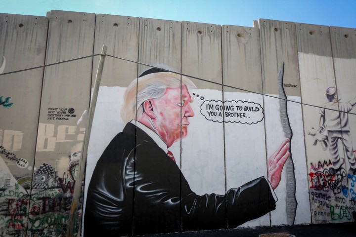 הפלסטינים מתמודדים עם "עסקת המאה" מתוך תחושה שהם לבד. דונלד טראמפ על חומת ההפרדה (פלאש 90)
