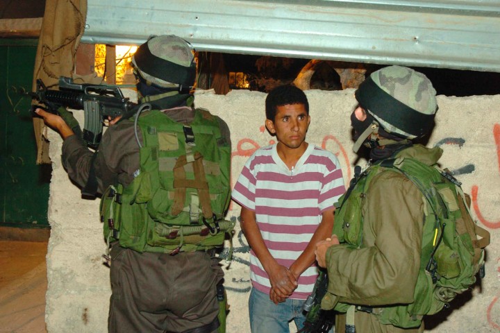 משחררים את הילדים בלילה, במחסום, באמצע שום מקום. חיילים עוצרים נער בא-זעים (צילום: נתי שוחט / פלאש 90)