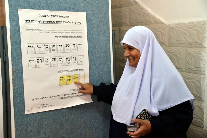 אשה בקלפי בלוד. אחת מששה הנציגים הערבים במועצה היא ערביה (צילום: יוסי זלינגר / פלאש 90)