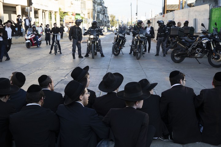 שוטרים על אופנועים נגד מפגינים חרדים. הפגנת הפלג הירושלמי בבני ברק. 10 בדצמבר 2018 (אורן זיו / אקטיבסטילס)