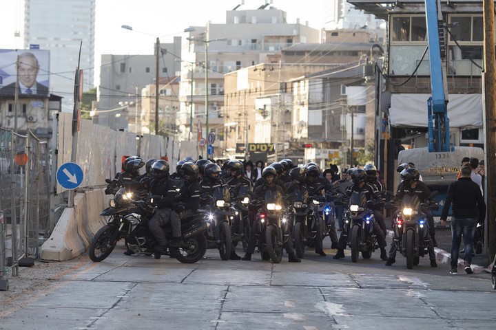 שוטרים על אופנועים נגד מפגינים חרדים. הפגנת הפלג הירושלמי בבני ברק. 10 בדצמבר 2018 (אורן זיו / אקטיבסטילס)