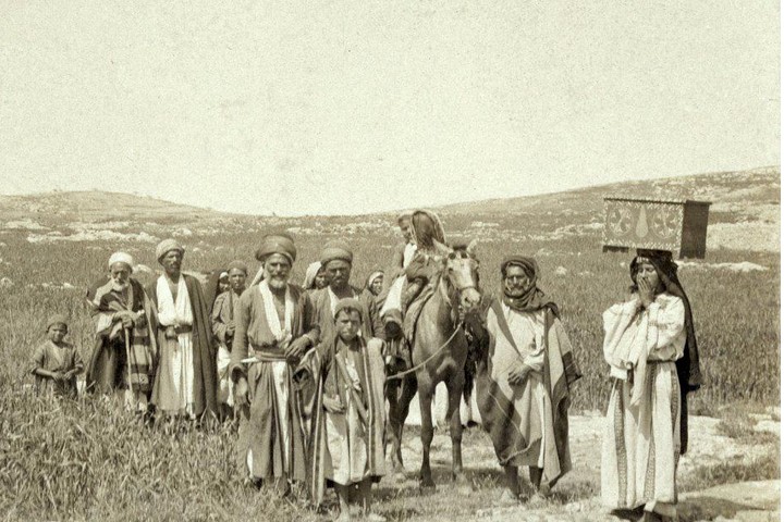 היהודים צריכים להבין את השאיפה לחזור. חגיגת נישואים במעלול, סוף המאה ה-19 (צילום באדיבות זוכרות)