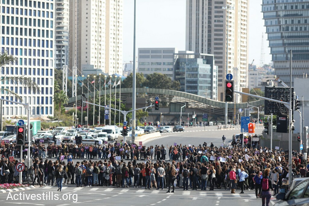 מפגינות חומסות את צומת השלום עזריאלי בתל אביב. שביתת הנשים. 4 בדצמבר 2018 (אורן זיו / אקטיבסטילס)