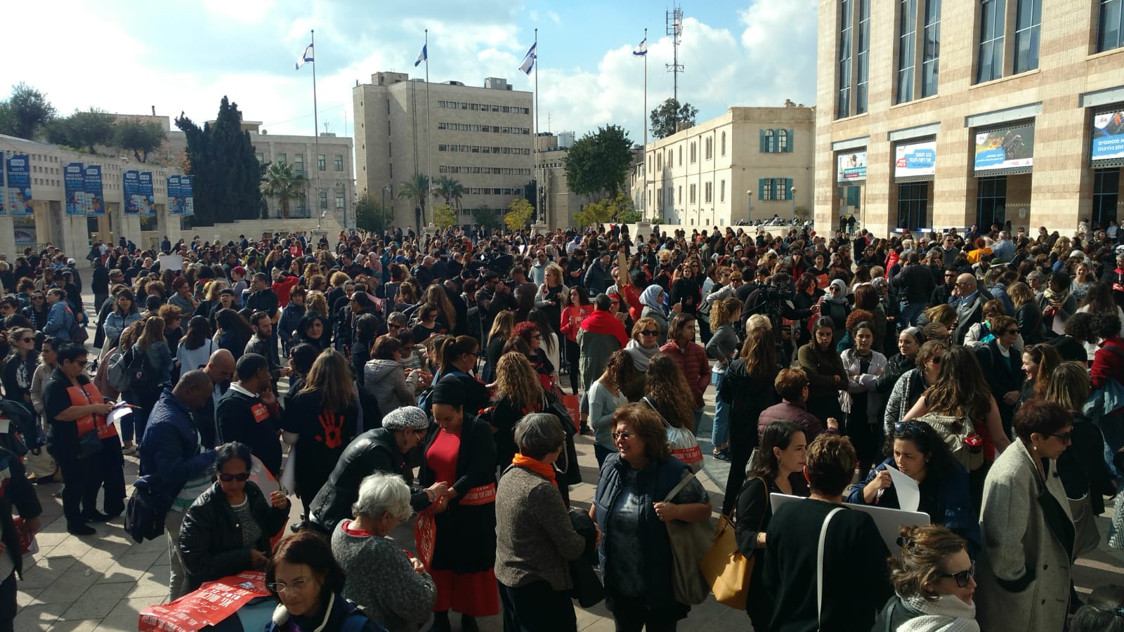 שביתת הנשים: כיכר ספרא בירושלים מתמלאת באלפי נשים (אורלי נוי)