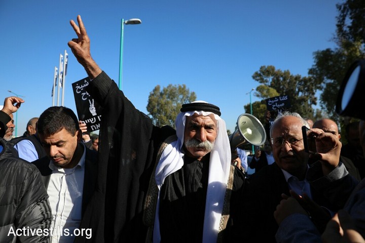 שייח' סיאח אבו מדיע'ם מלווה בתומכים בכניסה לכלא מעשיהו. 25 בדצמבר 2018 (אורן זיו / אקטיבסטילס)