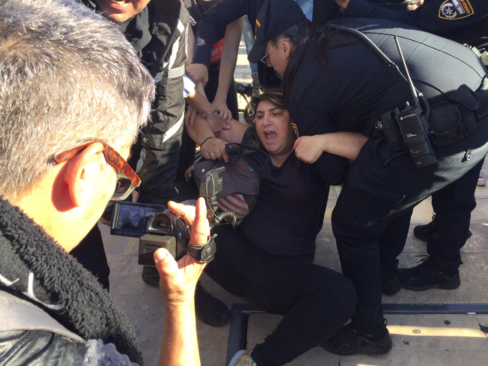 ספיר סלוצקר עמראן נעצרת על ידי שוטרים בזמן חסימת הצומת ליד כיכר הבימה בתל אביב. שביתת הנשים (עידו קונרד)