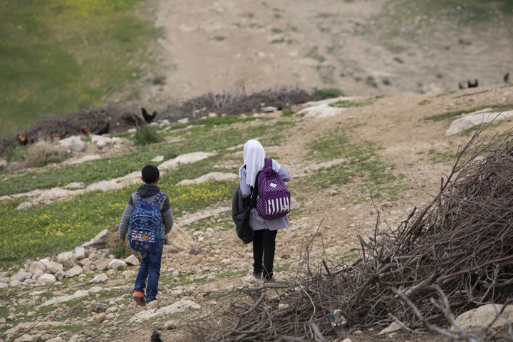 מהמאחזים הלא חוקיות יצאו מתקפות על ילדים פלסטינים. ילדים בדרך לבית הספר (צילום: אורן זיו / אקטיבסטילס)
