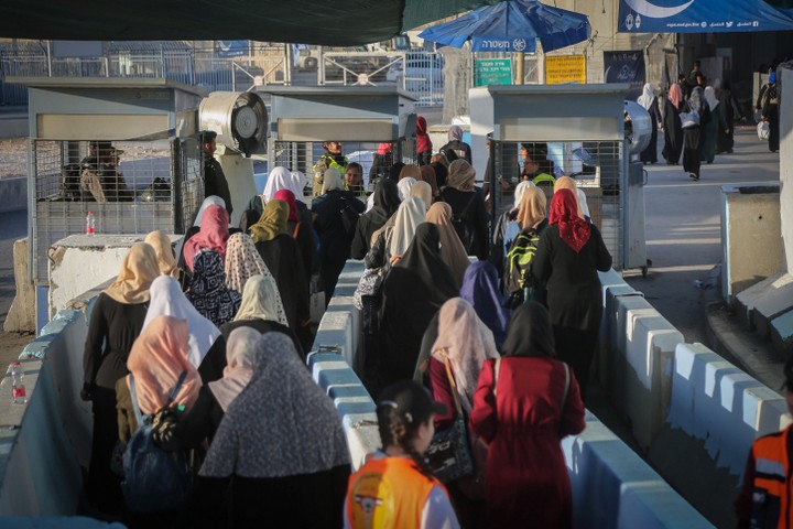 בתמונה למעלה, ישראלים בתור לקלפי בתל אביב. בתמונה למטה, נשים פלסטיניות בתור במחסום קלנדיה. הראשונים מחליטים על גורלם של האחרונים (צילומים: דניאל שטרית, פלאש 90, ופלאש 90) 