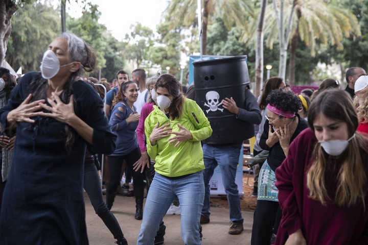 "אנחנו דור ה-Z יכולים להשפיע, אם רק יתנו לנו את הכוח ואת האפשרות". מפגינים ב"צעדת האקלים" היום בתל אביב (צילומים: אורן זיו / אקטיבסטילס)